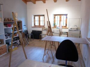 Blick ins Atelier mit Staffelei