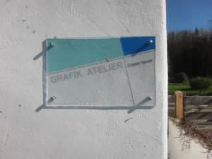 Schild am Haus Grafik Atelier Tauser