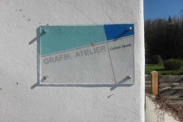 Schild am Haus Grafik Atelier Tauser